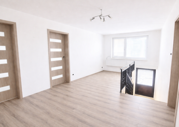 NA PREDAJ 5-iz. byt 264 m² v rodinnom dome so suterénom na bývanie aj podnikanie v meste Šamorín, časť Mliečno