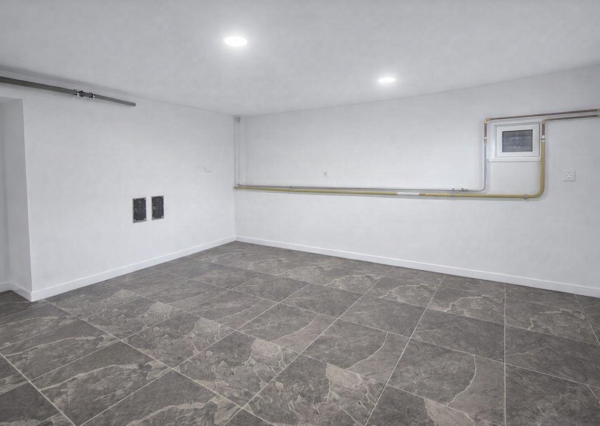 NA PREDAJ 5-iz. byt 264 m² v rodinnom dome so suterénom na bývanie aj podnikanie v meste Šamorín, časť Mliečno