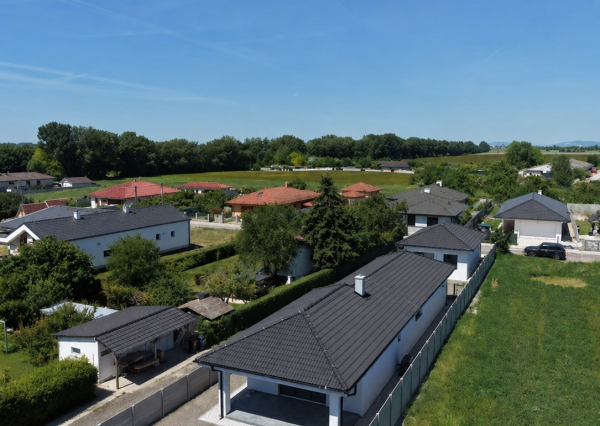 Na PREDAJ moderný 4-izbový rodinný dom s garážou a krytou terasou – novostavba Kyselica