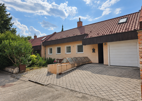 NA PREDAJ / PRIESTRANNÝ RODINNÝ DOM S GARÁŽOU A TERASOU / DUNAJSKÁ STREDA – ZÁPAD