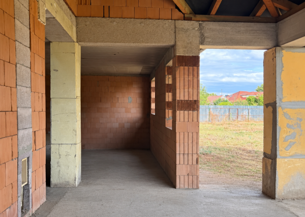NA PREDAJ | Rozostavaný rodinný dom 266 m² | Veľký pozemok 2 961 m² | Veľký Meder, okres Dunajská Streda