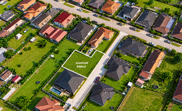 NA PREDAJ STAVEBNÝ POZEMOK 600 m² | šírka 22 m | inžinierske siete | Rohovce - fotografia 1