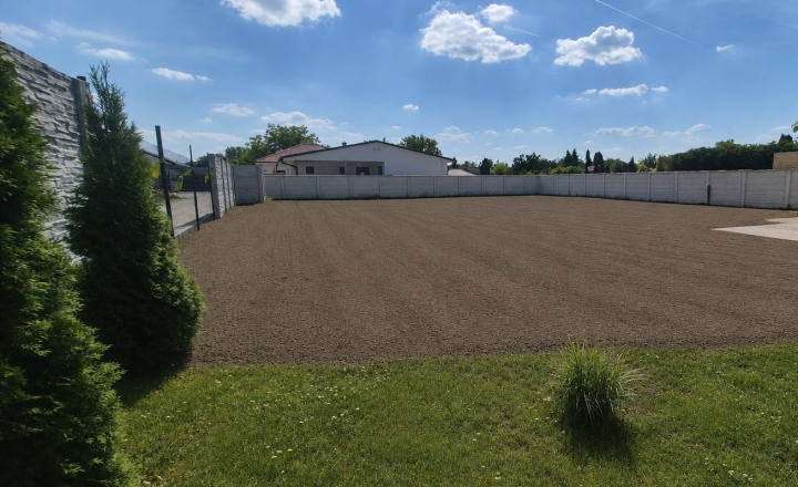 NA PREDAJ STAVEBNÝ POZEMOK 600 m² | šírka 22 m | inžinierske siete | Rohovce - fotografia 2