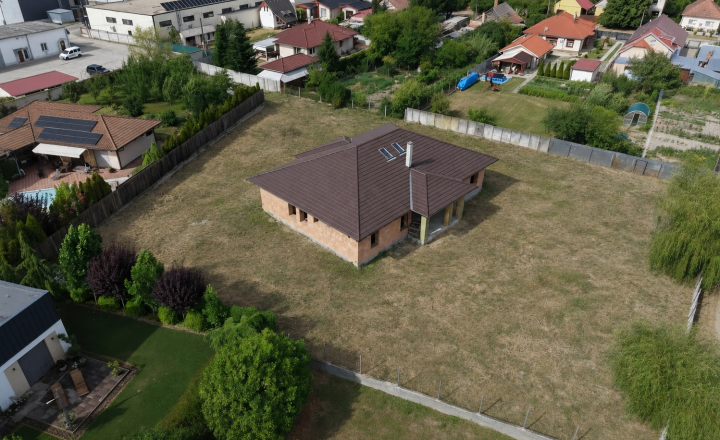 NA PREDAJ | Rozostavaný rodinný dom 266 m² | Veľký pozemok 2 961 m² | Veľký Meder, okres Dunajská Streda - fotografia 2