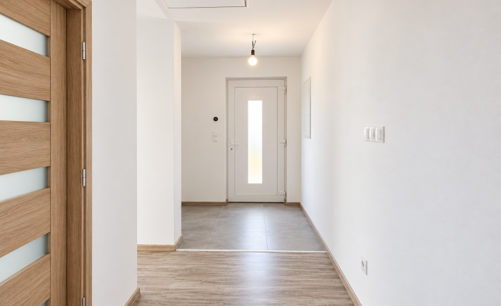 NA PREDAJ  NOVOSTAVBA / 4-izbový rodinný dom s dvojgarážou a krytou terasou / v obci Kyselica - fotografia 4