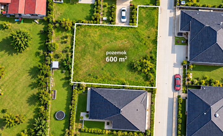 NA PREDAJ STAVEBNÝ POZEMOK 600 m² / komplet inžinierske siete / v obci Rohovce - fotografia 2