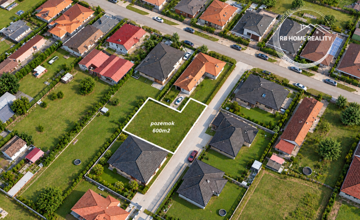 NA PREDAJ STAVEBNÝ POZEMOK 600 m² / komplet inžinierske siete / v obci Rohovce - fotografia 1