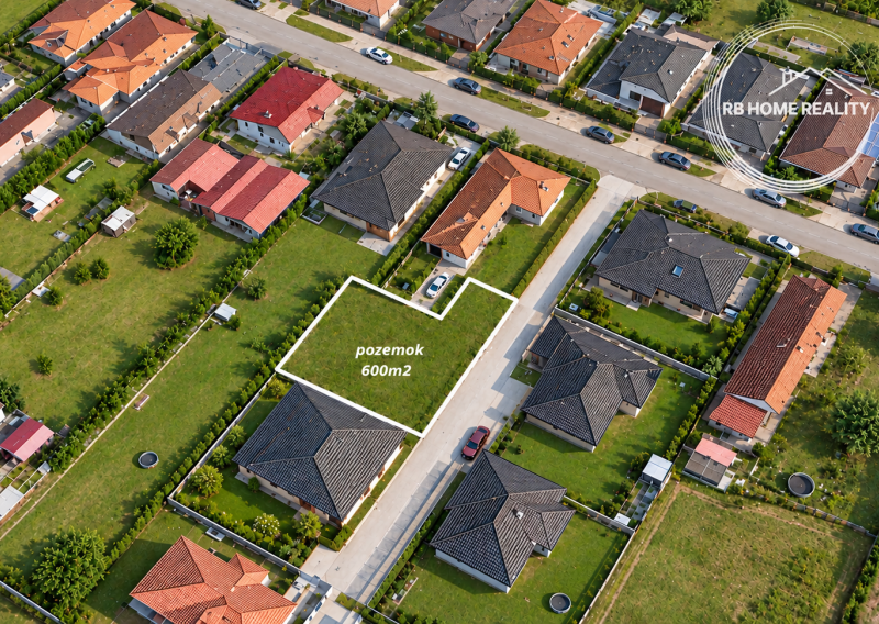 NA PREDAJ STAVEBNÝ POZEMOK 600 m² / komplet inžinierske siete / v obci Rohovce