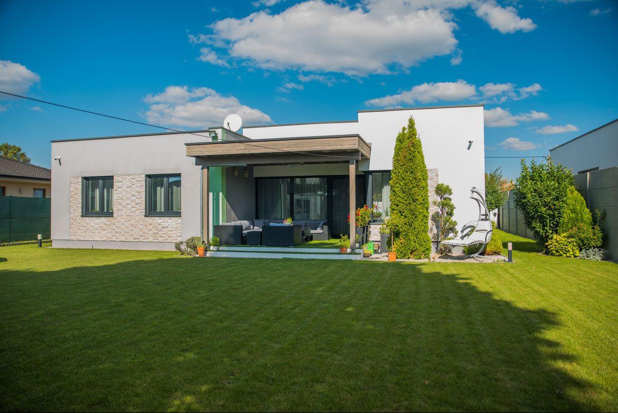 REZERVOVANÝ moderný 4-iz. rodinný dom s dvojgarážou, terasou a záhradou Báč - Kyselica, okr. Dun. Streda