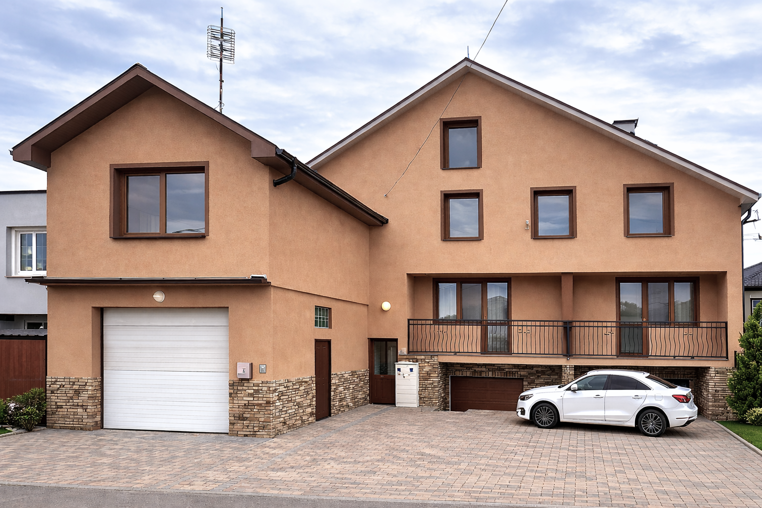 NA PREDAJ 5-iz. byt 264 m² v rodinnom dome so suterénom na bývanie aj podnikanie v meste Šamorín, časť Mliečno